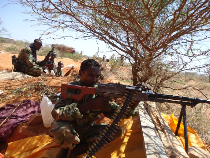 جنديان من القوات الحكومية في خندق بمحافظة جيدو