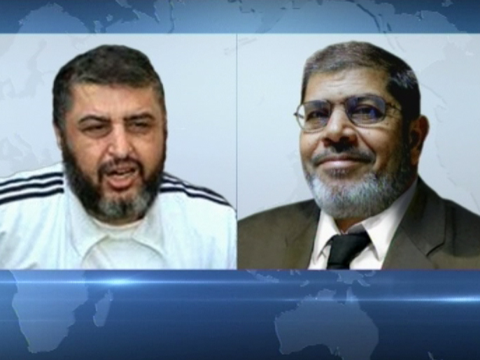 استبعاد مرشح الإخوان خيرت الشاطر (يسار) والجماعة تدخل الانتخابات بمحمد مرسي (الجزيرة)