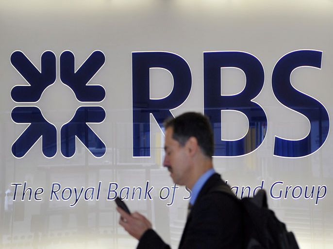 epa03083249 (FILE) A file photograph showing a RBS employee at a Royal Bank of Scotland (RBS) bank in London, Britain, 06 August, 2010. Reports state on 28 January 2012 that Sir Philip Hampton, chairman of Royal Bank of Scotland, has turned down 1.4 million GBP or