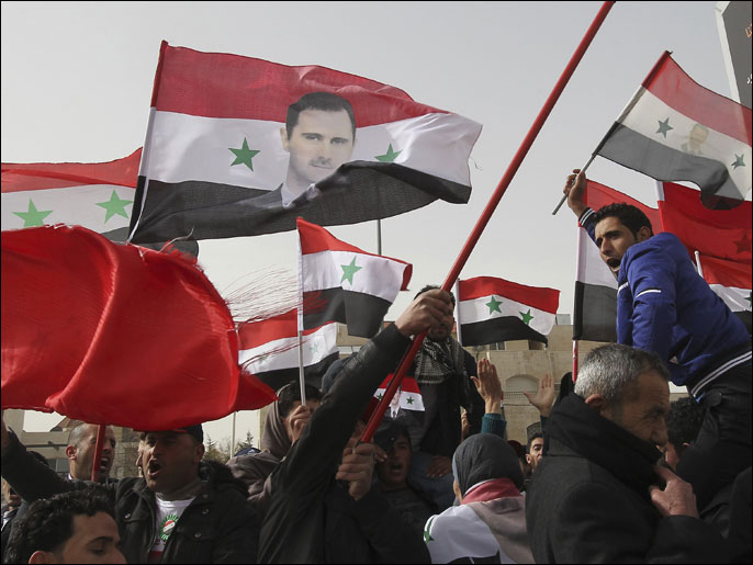 ‪التلفزيون الرسمي بث صورا لمظاهرات مؤيدة للأسد بذكرى الثورة‬ (رويترز)