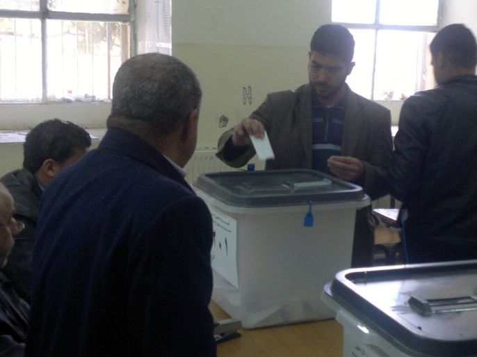 معلم يدلي بصوته في الانتخابات التاريخية لاختيار نقابة للمعلمين الأردنيين