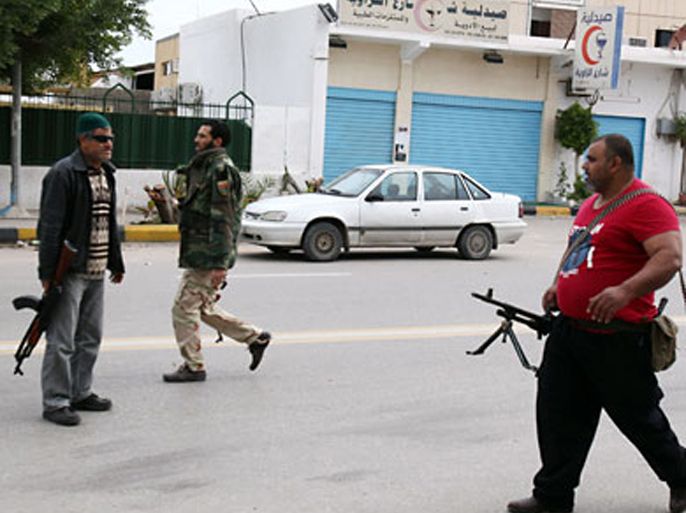 libyans gunmen roam along zawiyah street in the libyan capital tripoli on january 3, 2012, (الفرنسية)