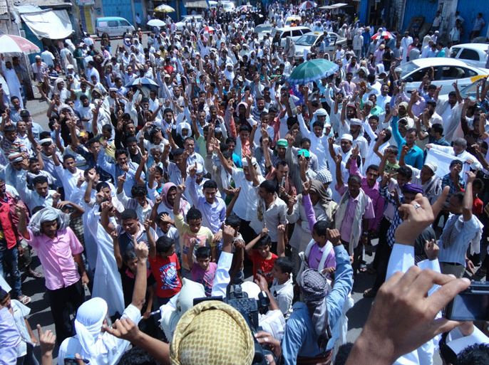 جانب من مسيرات احتجاجية أمس في عدن تطالب بهيكلة الجيش(الجزيرة نت)