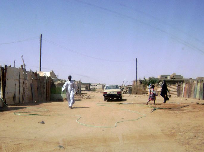صورة أرشيفية تكشف عن مظاهر الفقر في أحد أحياء التبو بالكفرة،والتعليق كالتالي: على عاتق الحكومة الليبية الجديدة رفع مستوى معيشة التبو لإحلال السلام ( الجزيرة نت- أرشيف).