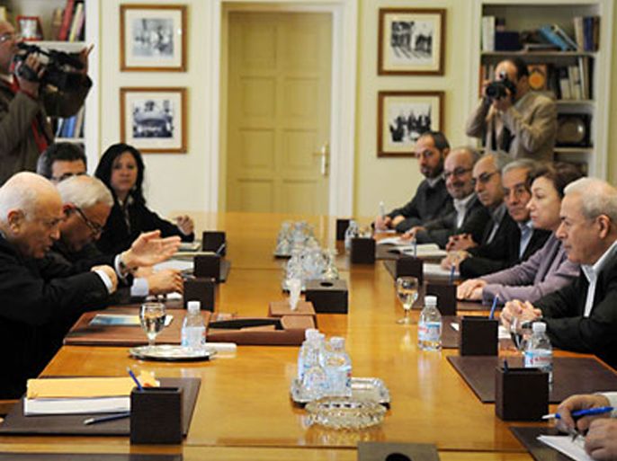 arab league secretary general nabil al-arabi (l) meets with a delegation of the opposition syrian national council, led by snc chief burhan ghaliun (r) and the group's spokeswoman basma qadmani (2nd r) in cairo on january 21, 2012. the group briefed arabi on their position concerning the syria crisis ahead of sunday's meeting of arab foreign ministers who will hear a report on a month-long arab league observer mission in syria and most likely will extend its mandate. afp photo/mohammed hossa (الفرنسية)