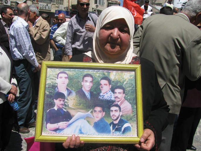 أم ناصر أعلنت إضرابا عن الطعام تضامنا مع أبنائها الأربعة المعتقلين بسجون إسرائيل (الجزيرة)