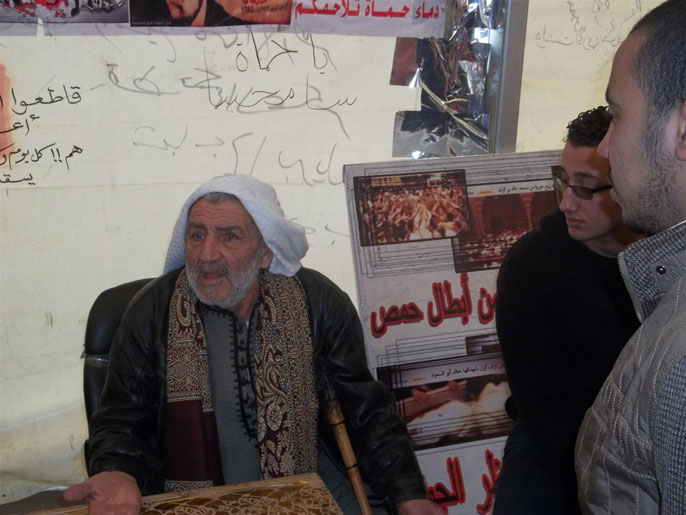 مروان أبو علي يحكي لزوار الخيمة ما تتعرض له مدينته حماة (الجزيرة نت)