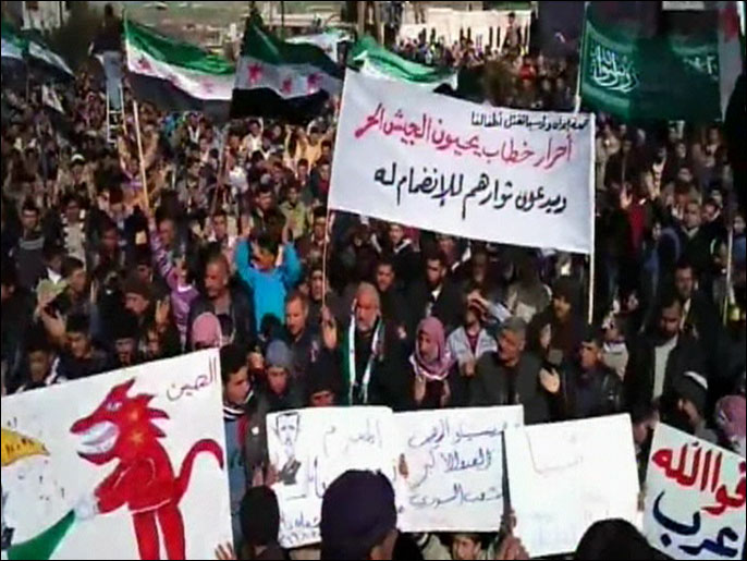 ‪المظاهرات طالبت بدعم وتجهيز الجيش الحر‬ (الجزيرة)