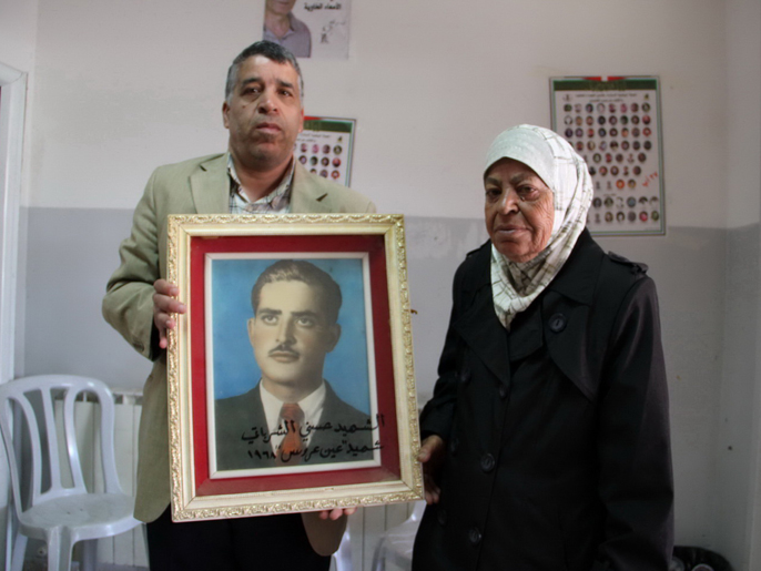 والدة الشهيد نسيم الجعبري المحتجز جثمانه منذ عام 2004 (الجزيرة نت)