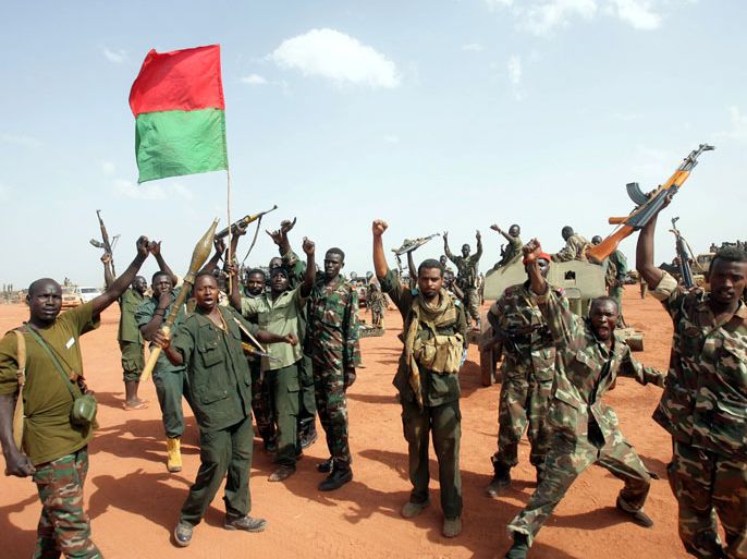 epa03193946 Sudanese soldiers wave the Sudanese flag during their celebration in Heglig, Sudan, 23 April 2012. The European Union on 23 April urged Sudan and South Sudan to stop their escalating conflict, as France warned that the bloc might resort to sanctions to pressure the two sides into ceasing hostilities. They urged South Sudan to make good on promises to withdraw from the disputed Heglig oil fields and on Sudan to stop air raids on South Sudanese territory. EPA/STR