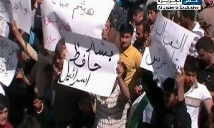 متظاهرون يرددون شعارت تطالب بتسليح الجيش الحر