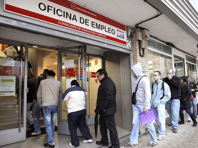 epa03021849 A large queue of people wait at an Unemployment Office in Madrid