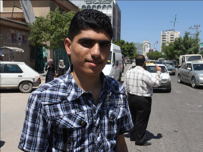 ‪الطالب أبو قوقة يضطر للخروج من منزله قبل ثلاث ساعات من موعد محاضراته‬ (الجزيرة نت)