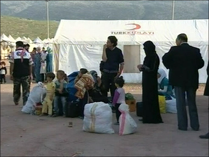 ‪400 لاجئ سوري وصلوا تركيا حديثا‬ (الجزيرة-أرشيف)