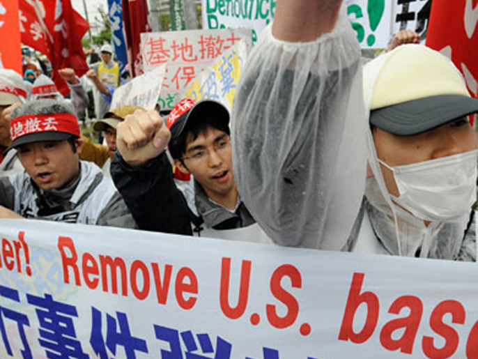 مظاهرات سابقة لطلبة يابانيين للمطالبة برحيل الأميركيين وإغلاق قاعدة أوكيناوا (الفرنسية)