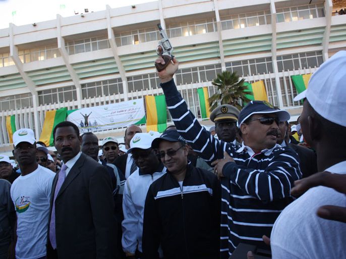 من الرئيس الموريتاني يطلق رصاصة إيذانا بانطلاقة السباق