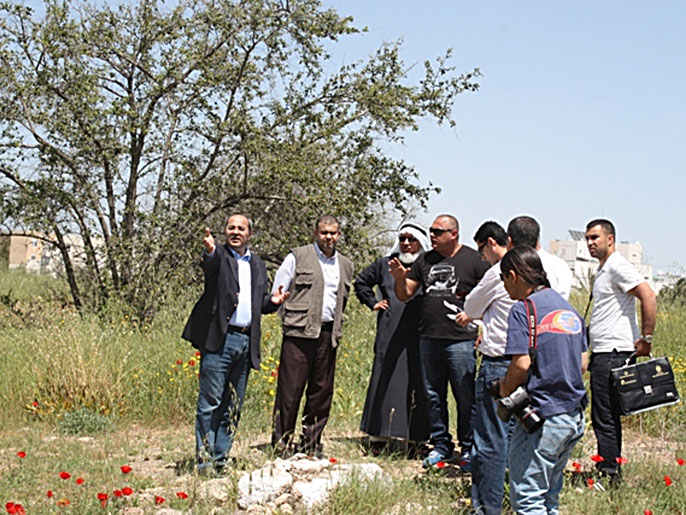 أعضاء عرب من الكنيست ومندوبون عن جمعية الأقصى بمقبرة عسقلان (الجزيرة نت)
