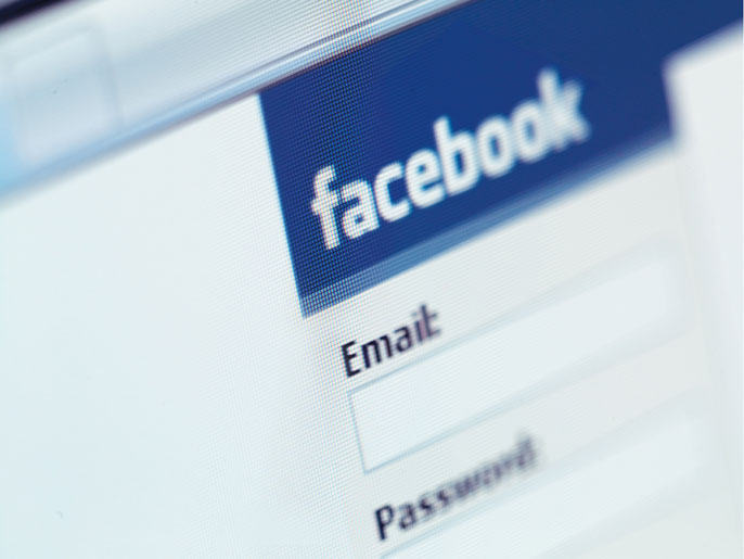 ‪التلصص في فيسبوك أصبح مشكلة حقيقية تسبب الإدمان‬ (الجزيرة-أرشيف)