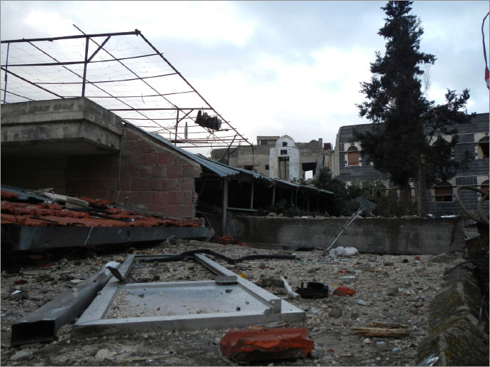 صورة تبرز دمارا لحق بإحدى البنايات في حمص القديمة (رويترز)
