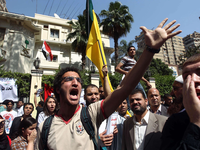 ‪مصريون تظاهروا أمام السفارة السعودية بالقاهرة للمطالبة بالإفراج عن الجيزاوي‬ (الفرنسية)