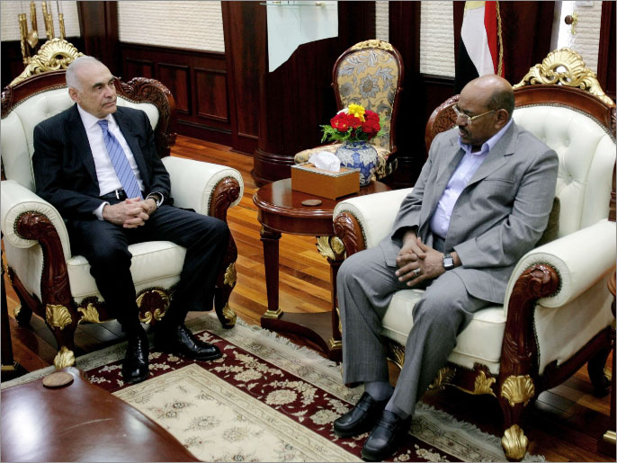 الرئيس السوداني (يمين) خلال لقاء بوزير الخارجية المصري بالخرطوم (الفرنسية)