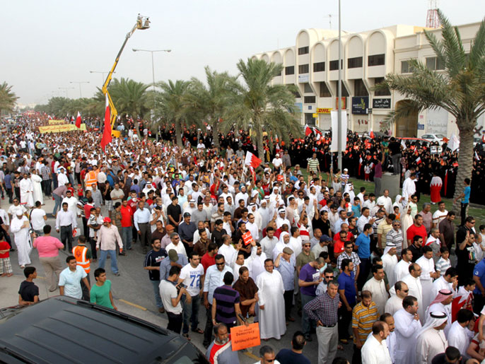 أنصار المعارضة في تظاهرات ترفض إجراء سباق 