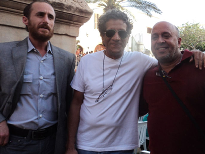 الفنان أحمد فكرون (وسط) أعرب عن أمله أن تحتضن طرابلس مهرجانا عالميا للموسيقى على غرار الشعر (الجزيرة)