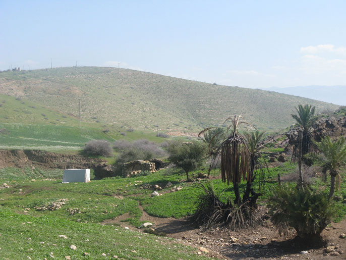 ‪رغم موسم الأمطار فإن المياه جفت من ينابيعها بسبب المضخات الإسرائيلية‬ (الجزيرة)
