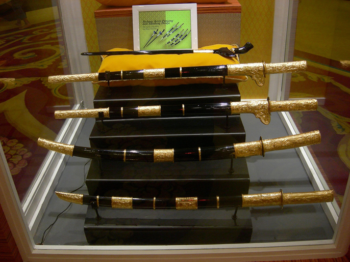 ‪حمل السيوف هو واحد من المراسم الملكية بماليزيا‬ حمل السيوف هو واحد من المراسم الملكية بماليزيا (الجزيرة)