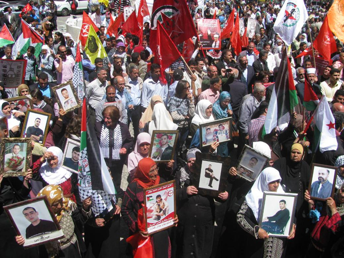 مظاهرات واعتصامات فلسطينية تضامنا مع الأسرى (الجزيرة)