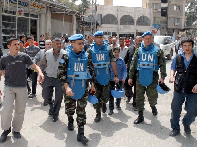 A handout picture released by the Syrian Arab News Agency (SANA) shows Moroccan advance team leader Colonel Ahmed Himmiche (C- left), a member of a UN monitors team tasked with monitoring the UN-backed ceasefire in Syria, and two other UN monitors as they visit a suburb of the Syrian capital Damascus on April 18, 2012. UN observers have acknowledged that they face a tough task to firm up a ceasefire in Syria, as seven civilians were killed Tuesday in the latest violence on the sixth day of a tenuous truce.  AFP PHOTO/HO  -- RESTRICTED TO EDITORIAL USE - MANDATORY CREDIT "AFP PHOTO / HO / SANA" - NO MARKETING NO ADVERTISING CAMPAIGNS - DISTRIBUTED AS A SERVICE TO CLIENTS