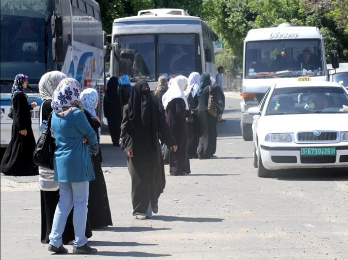 طالبات أمام الجامعات بغزة لا يجدن وسيلة للعودة لمنازلهن
