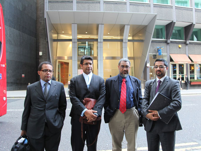 ‪(‬ داود عبد اللهالثاني من اليمين) برفقة فريق الدفاع أمام المحكمة العليا بلندن(الجزيرة)