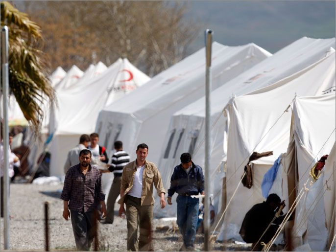 عشرات السوريين فروا باتجاه الحدود هربا من المعارك والقصف (رويترز)