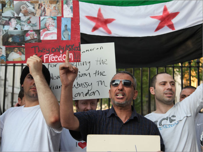 المتظاهرون طالبوا بتوفير ممرات آمنة لإرسال المساعدات الإنسانية للشعب السوري (الجزيرة نت)