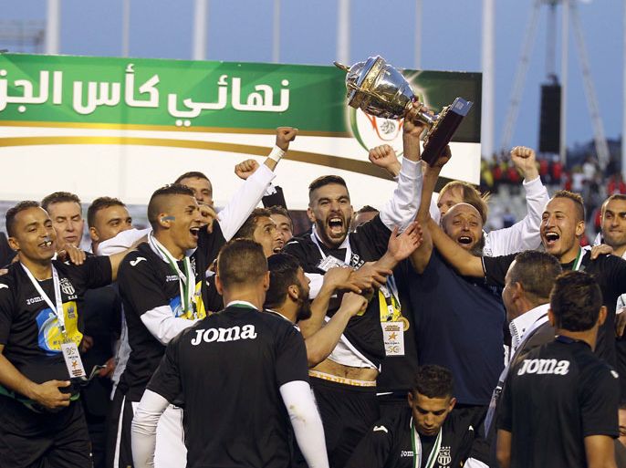 epa03203090 ES Setif soccer team celebrate after winning the Algeria Cup final soccer match against CR Belcourt at the 5 juillet Stadium in Algiers, Algeria on 01 May 2012. EPA/MOHAMED MESSARA