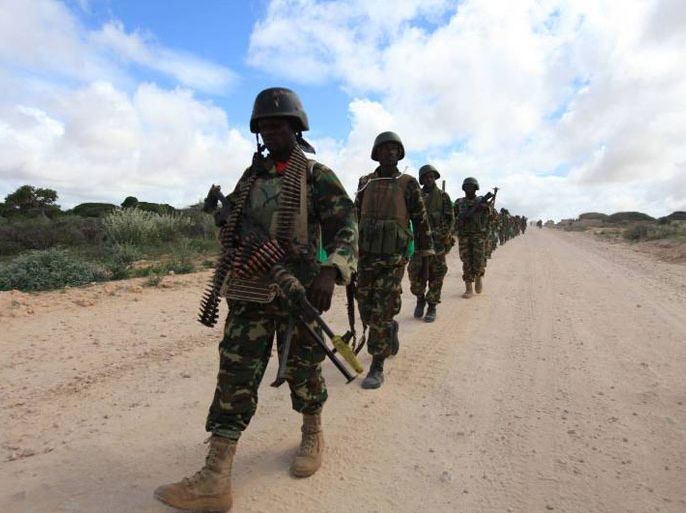 جنود من قوات الاتحاد الإفريقي في طريقهم اليوم إلى منطقة القتال بالقرب من حي داينيلي