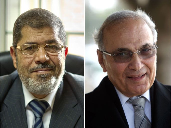 A combo of two file pictures shows Muslim Brotherhood presidential candidate, Mohammed Mursi (L), at his office in Cairo on November 28, 2011, and former prime minister and presidential candidate, Ahmed Shafiq (R), in Cairo on March 10, 2012. Egypt looked set on May 25, 2012 for a run-off presidential vote pitting Mursi against Shafiq, according to tallies by the Islamist group. AFP PHOTO/ODD ANDERSON/KHALED DESOUKI