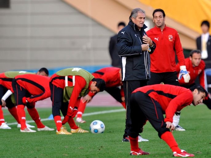 epa01575287 Egyptian soccer club Al Ahly coach Manuel Jose (C) from Portuga,l looks at his players stretching during a training session for the FIFA Club World Cup 2008 in Tokyo, Japan, 12 December 2008. African Champions Al Ahly will play on 13 December against Mexican club Pachuca C.F. EPA