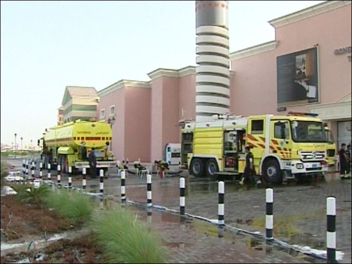 سيارات الإطفاء أمام مجمع فيلاجيو (الجزيرة)