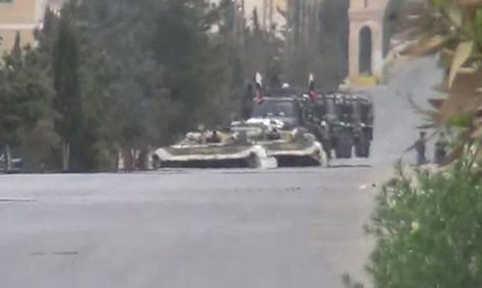 الدبابات والتعزيزات العسكرية وهي تجتاز مدخل مدينة يبرود شمال شرق العاصمة دمشق