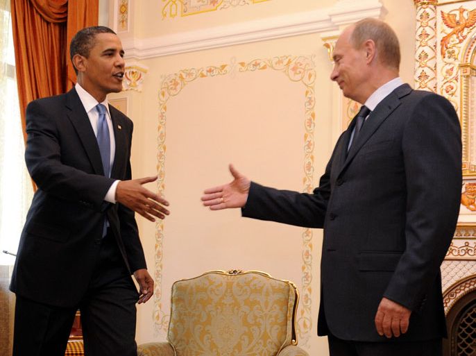 epa01785683 US President Barack Obama shakes hands with Russian Prime Minister Vladimir Putin during a meeting at Putin's home Novo Ogaryovo in Moscow, Russia 07 July 2009. President Obama is in Moscow to meet with Russian President Dmitryi Medvedev and Prime Minister Vladimir Putin prior to the G8 Summit in Italy later this week. EPA/SHAWN THEW