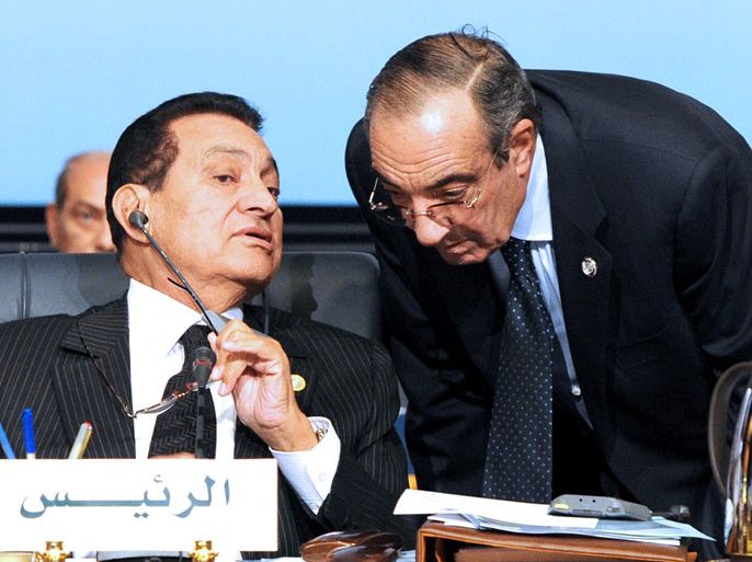 epa02674006 (FILE) A file photo dated 19 January 2011, shows the then Egyptian President Hosni Mubarak (L) talking to his Chief of the Presidential Staff Zakaria Azmi (R) during the Economic, Development and Social summit held in the Red Sea resort of Sharm el-Sheikh, Egypt. According to local media on 07 April 2011, the former Chief of the Presidential Staff Zakaria Azmi will be remanded in custody for 15 days pending investigations into charges of using his position to accumulate enormous wealth. EPA/STR
