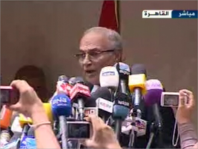 ‪‬ أحمد شفيق تقدم عليه مرشح الإخوان بفارق طفيف(الجزيرة)