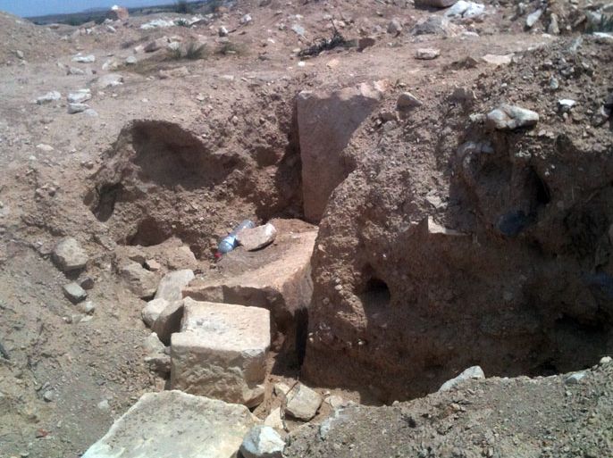 بالقرب من موقع أثري تم حفره بالآلات (الجزيرة نت)