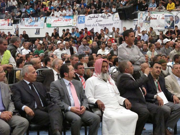 عبد المجيد مناصرة بين أنصاره في أحد مهرجانات حملته الانتخابية