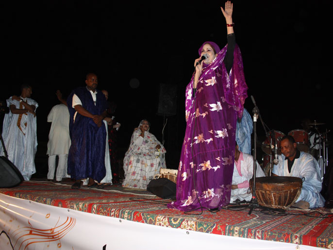 ‪الفنانة الموريتانية الطاهرة بنت النانة تغني خلال السهرة الفنية‬ (الجزيرة)