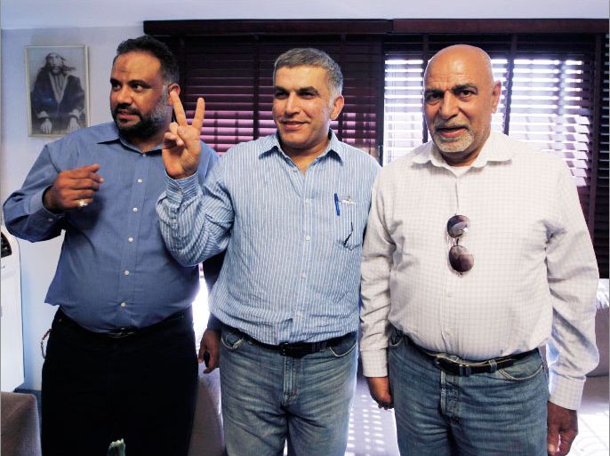 Bahrain human rights activist Nabeel Rajab (C) flashes a victory sign as he poses for photographers with his family members upon arriving home in Budaiya, west of Manama, after being detained for over two weeks, May 28, 2012. Rajab, a prominent Bahraini opposition activist accused of organising illegal protests and insulting authorities in the Gulf Arab state was freed from jail on Monday after being granted bail, his lawyer said. REUTERS/Hamad I Mohammed (BAHRAIN - Tags: CIVIL UNREST SOCIETY POLITICS)