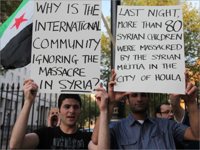 ‪المتظاهرون دعوا المجتمع الدولي لتحمل مسؤوليته تجاه المجازر في سوريا‬ (الجزيرة نت)