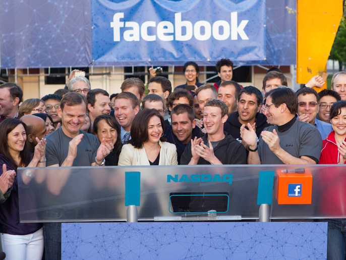 ‪مسؤولو شركة فيسبوك وموظفوها يحتفلون ببدء تداول السهم‬ (رويترز)